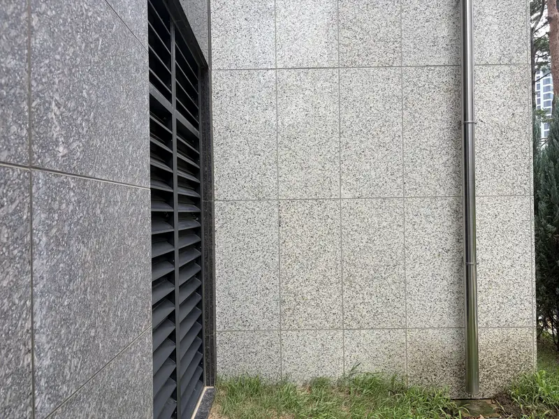 과천 재건축 단지 인접 담장 보수 완료 현장